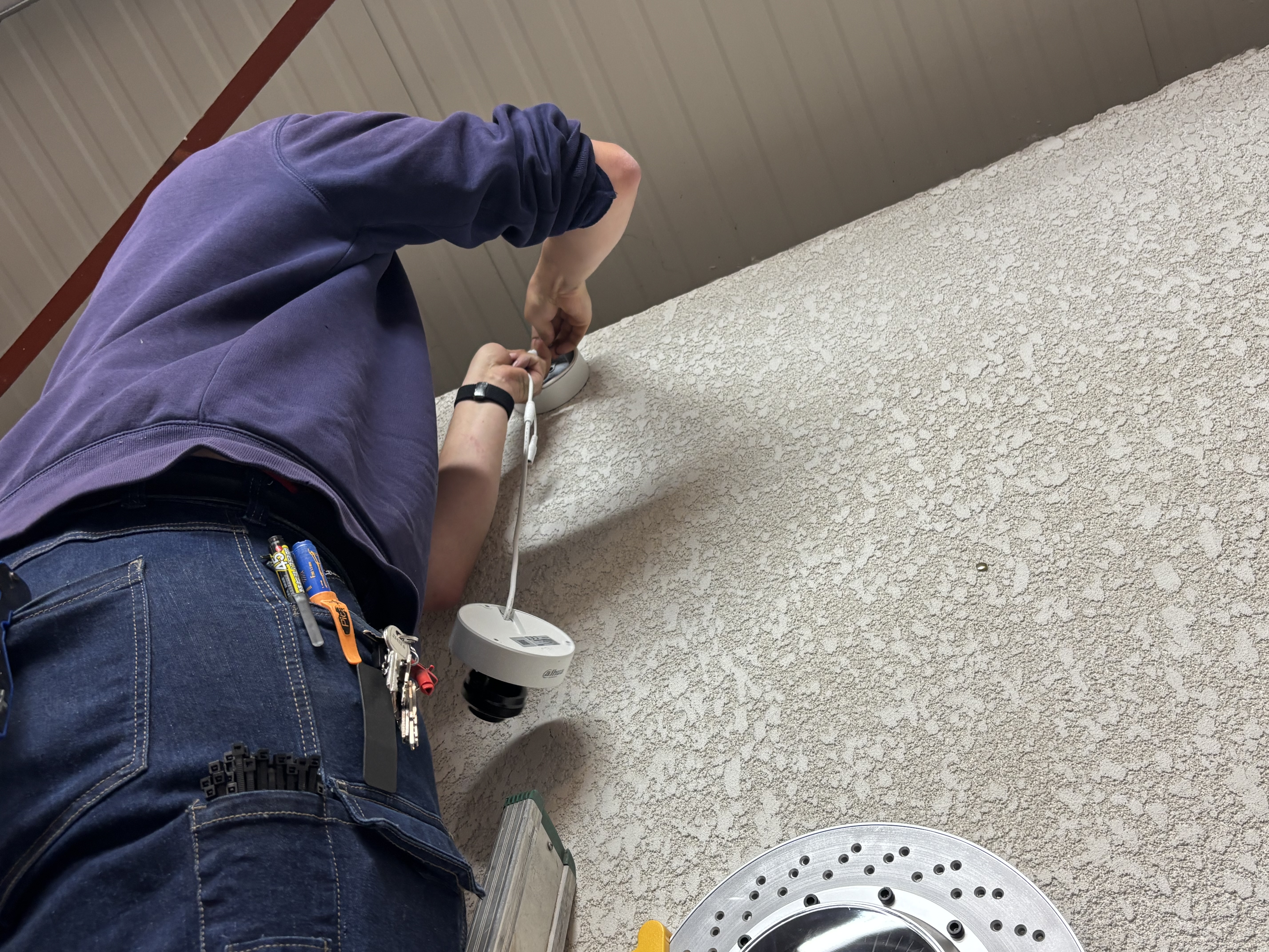 Technicien APB installation caméra sur chantier